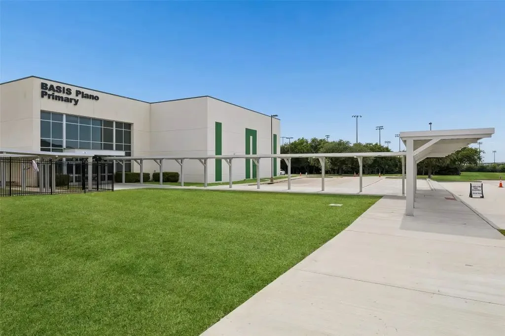 The BASIS Plano Primary school building and its covered walkway